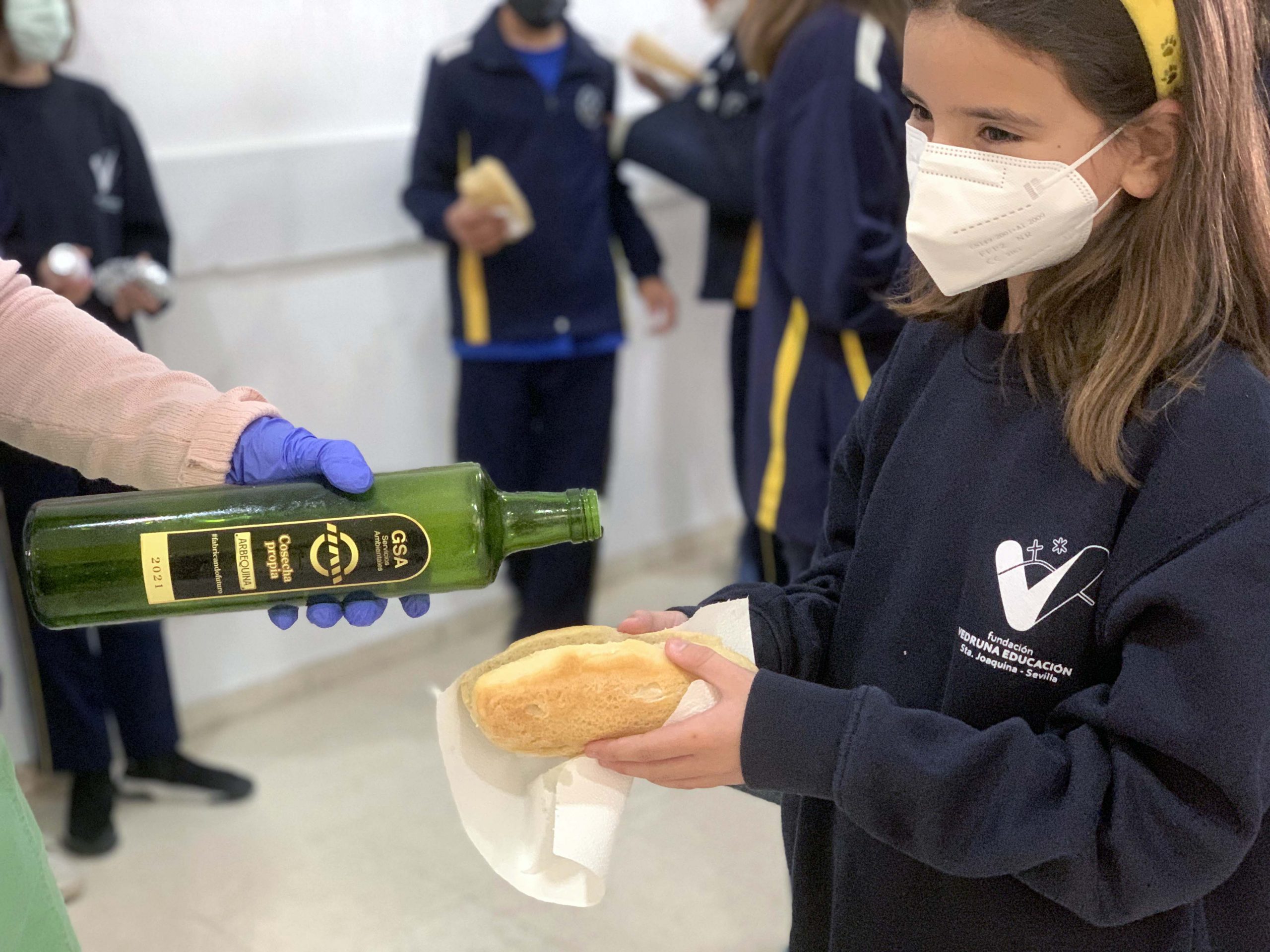 Cerca de 400 botellas de aceite para celebrar el Día de Andalucía en el cole