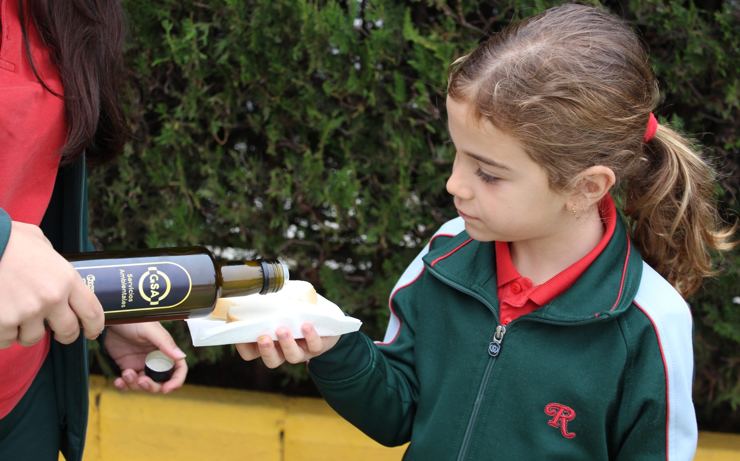 GSA celebra el Día de Andalucía en el cole con la donación de aceite a tres centros educativos de Sevilla