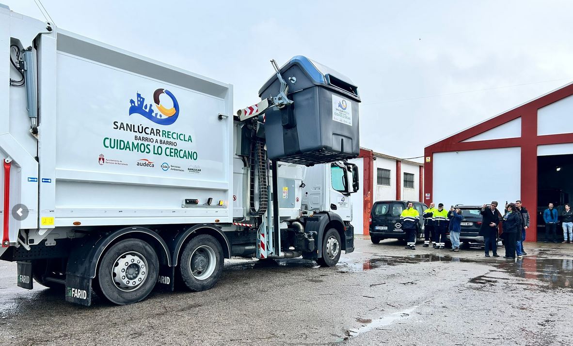 La UTE Sanlúcar Selectiva refuerza la recogida separada con dos nuevos camiones de carga lateral
