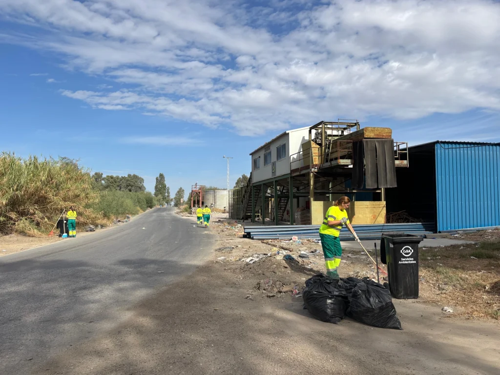 jornada ambiental recogida en grupo de basura